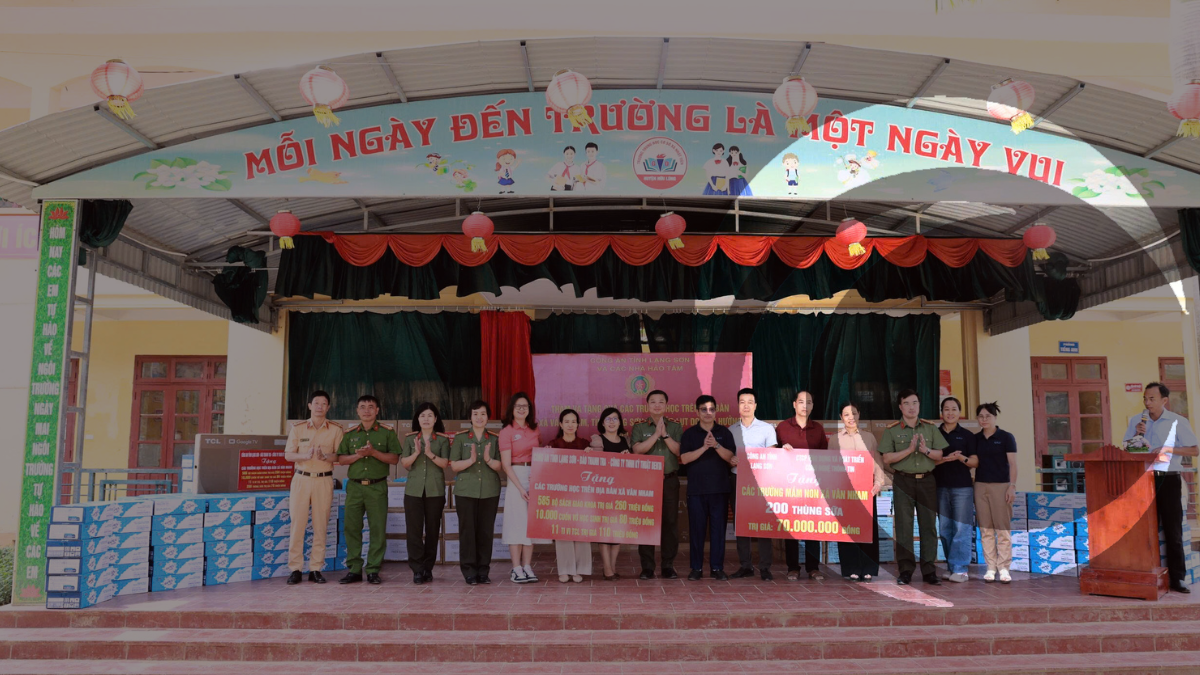 AIT TRADE AND LANG SON PROVINCIAL POLICE DELIVER SUPPORT TO FLOOD-AFFECTED SCHOOLS