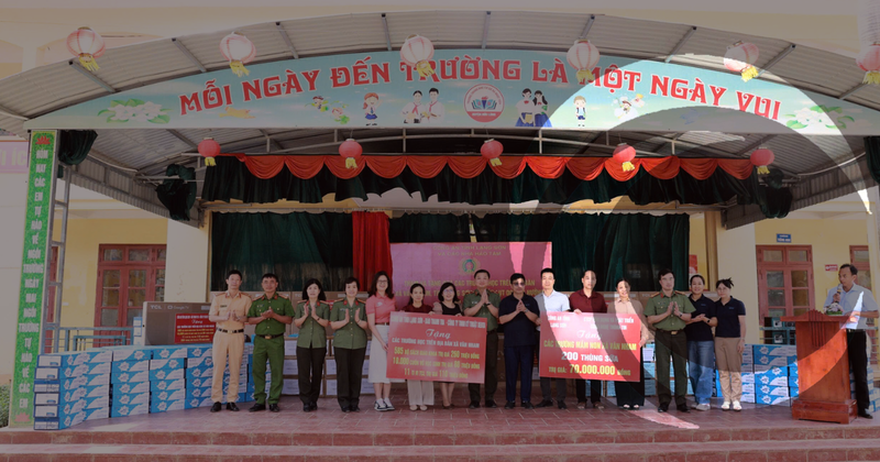 AIT TRADE AND LANG SON PROVINCIAL POLICE DELIVER SUPPORT TO FLOOD-AFFECTED SCHOOLS