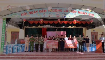 AIT TRADE AND LANG SON PROVINCIAL POLICE DELIVER SUPPORT TO FLOOD-AFFECTED SCHOOLS